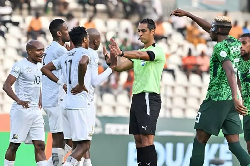 أمين عمر من مباراة جنوب أفريقيا ونيجيريا